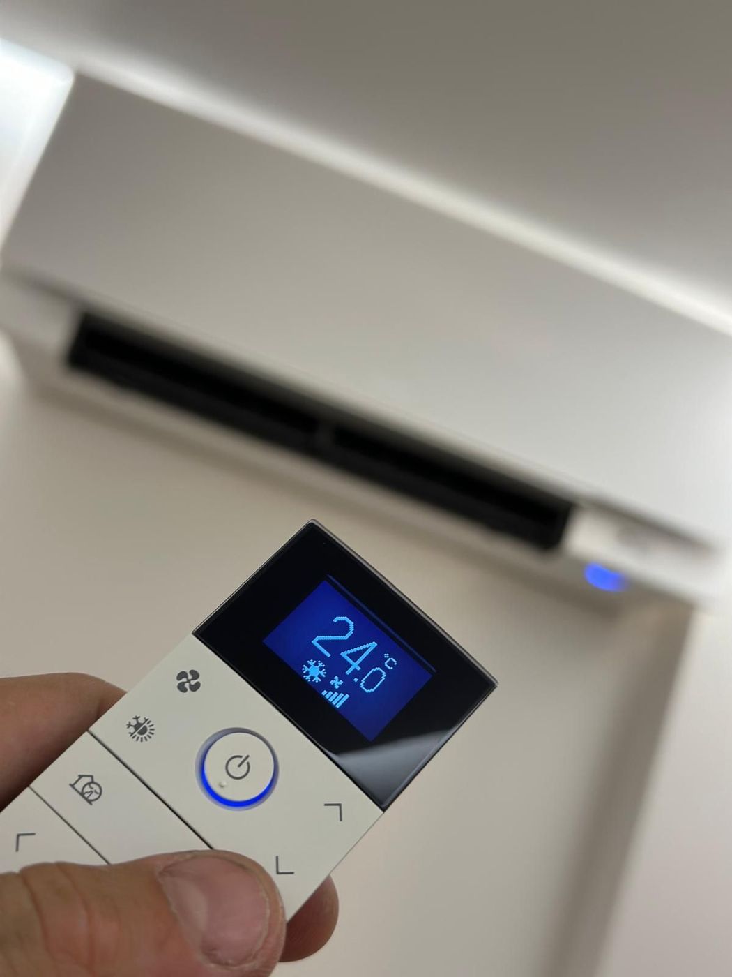 Télécommande d'une climatisation murale réglée à 24 °C en mode froid, lors d'une mise en service SereniAzur