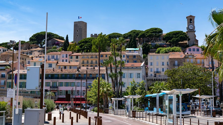 Le Suquet, quartier historique de Cannes, avec sa tour et ses façades colorées